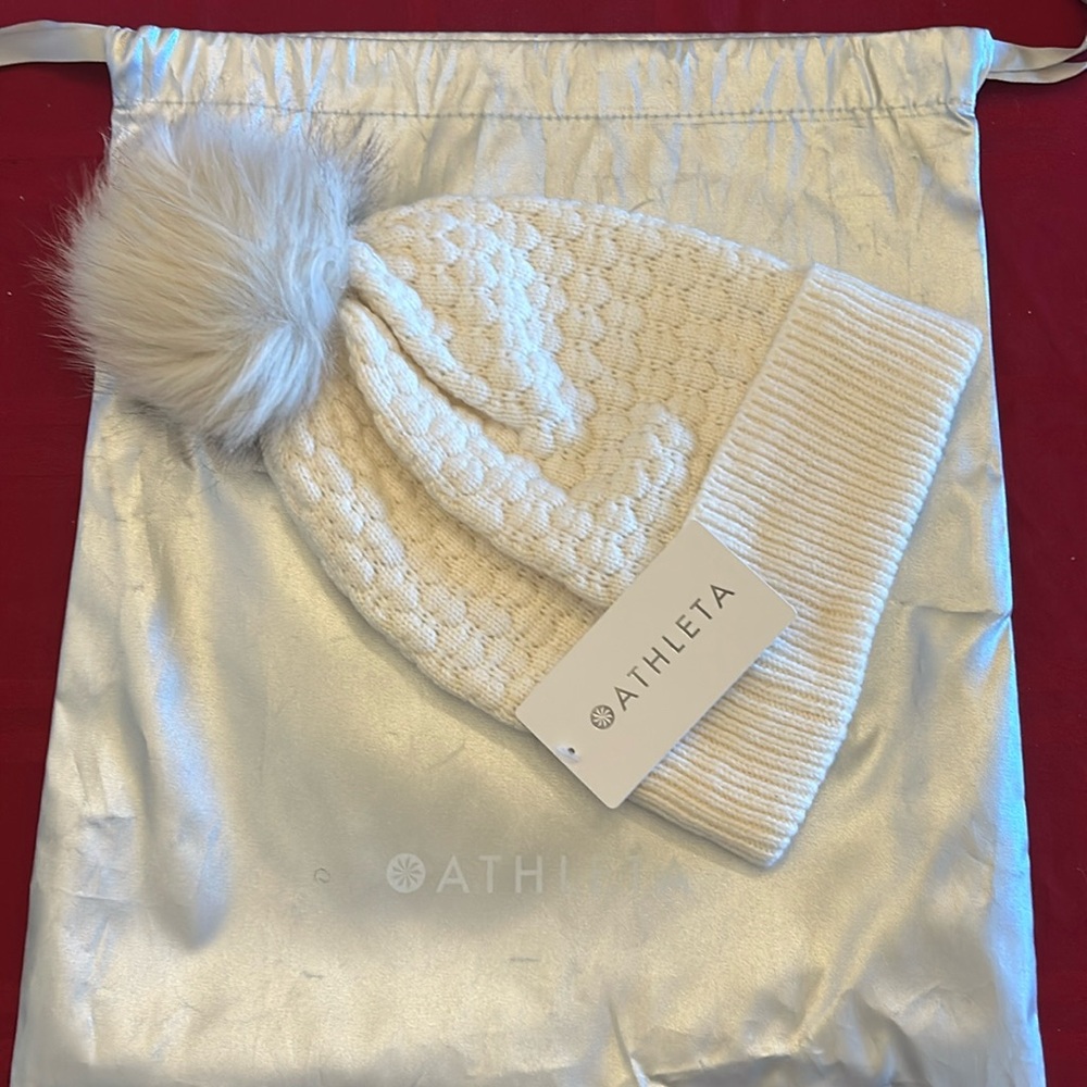 Athleta NWT women’s Pom One size beanie